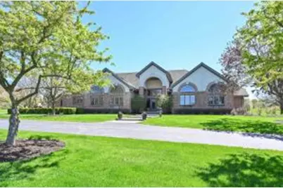 W283N3660  Yorkshire Trce, Delafield, WI 53072 - Photo 1