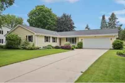 W220N2789  Maplewood Ln, Pewaukee, WI 53186 - Photo 1