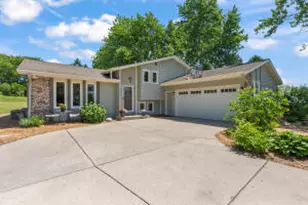 352 Stone Ct, Pewaukee, WI 53072 - Photo 1