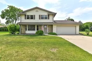 15445 W Kingsway Dr, New Berlin, WI 53151 - Photo 1
