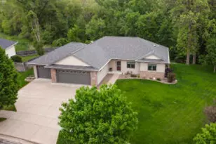 426 Russell Dr, Holmen, WI 54636 - Photo 1