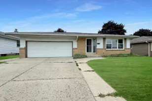 1435 W Goldcrest Ave, Milwaukee, WI 53221 - Photo 1