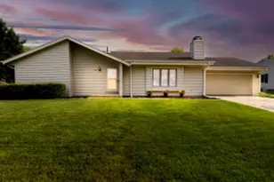 2901 W Hilltop Ln, Franklin, WI 53132 - Photo 1