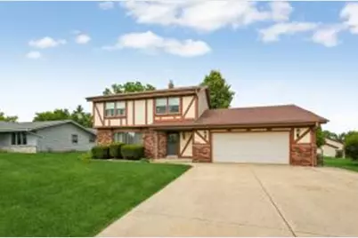 15170 W Kingsway Dr, New Berlin, WI 53151 - Photo 1