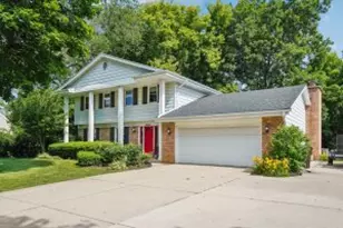 N24W22424 Meadowood Ln, Pewaukee, WI 53186 - Photo 1