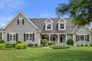 869 Oak Ridge Cir, Hartford, WI 53027 - Photo 1