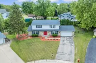 837 Wexford Ct, Hartland, WI 53029 - Photo 1