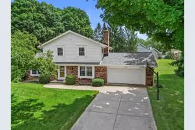 264  Oaklawn Ct, Pewaukee, WI 53072 - Photo 1