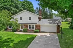 264 Oaklawn Ct, Pewaukee, WI 53072 - Photo 1