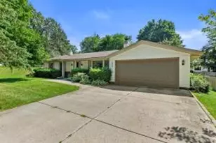 743 Chesham Ct, Hartland, WI 53029 - Photo 1