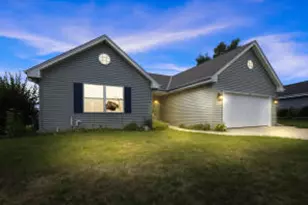 1643 Cardinal Dr, Hartford, WI 53027 - Photo 1