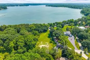 1 Earling Ct, Oconomowoc Lake, WI 53066 - Photo 1