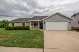 879 Broadmoore Dr, Hartford, WI 53027 - Photo 1