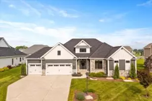 10190 S Woodside Ct, Franklin, WI 53132 - Photo 1