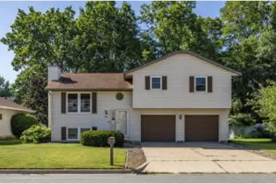 956  Westview Circle Dr, Onalaska, WI 54650 - Photo 1