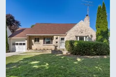 528  West Lawn Blvd, Manitowoc, WI 54220 - Photo 1