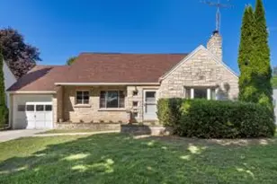 528 Westlawn Blvd, Manitowoc, WI 54220 - Photo 1