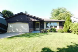 513 Partridge Ct, Pewaukee, WI 53072 - Photo 1