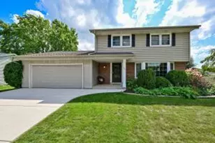 345 E Parkway Estates Dr, Oak Creek, WI 53154 - Photo 1