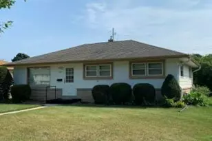 7425 W Honey Creek Dr, Milwaukee, WI 53219 - Photo 1