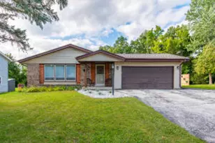 410 Hartwood Ln, Hartland, WI 53029 - Photo 1