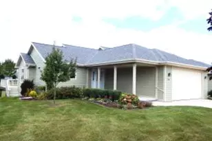 916 Hawthorne Ct, Manitowoc, WI 54220 - Photo 1