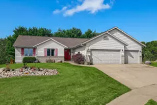402 Hunter Ct, Holmen, WI 54636 - Photo 1