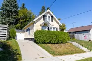 914 Green St, Manitowoc, WI 54220 - Photo 1
