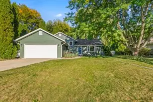 422 Cheshire Ln, Pewaukee, WI 53072 - Photo 1