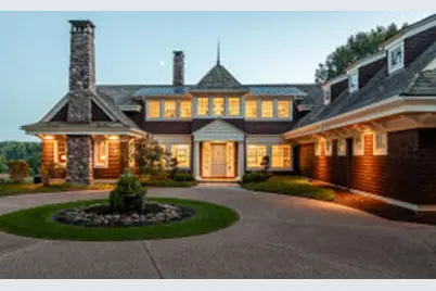 832  Country Club Ln, Onalaska, WI 54650 - Photo 1