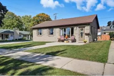 36 W Lincoln Ave, Hartford, WI 53027 - Photo 1