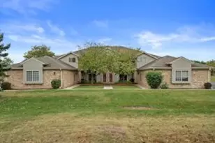 210 W Oak Leaf Dr, Oak Creek, WI 53154 - Photo 1