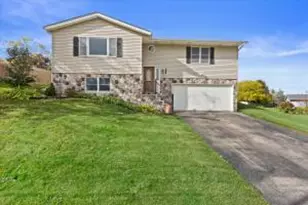 113 Kerri Ann Ct, Hartford, WI 53027 - Photo 1