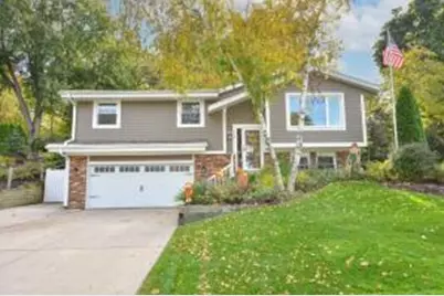 617  Coventry Ln, Hartland, WI 53029 - Photo 1