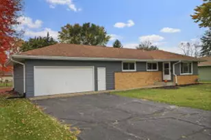401 Roberts Dr, Mukwonago, WI 53149 - Photo 1