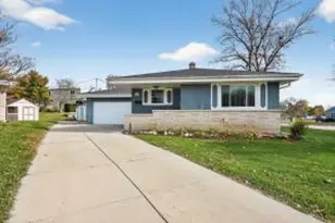 W180N8502 Pineview Ct, Menomonee Falls, WI 53051 - Photo 1