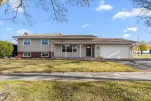 787 Sheridan Dr, West Bend, WI 53095 - Photo 1