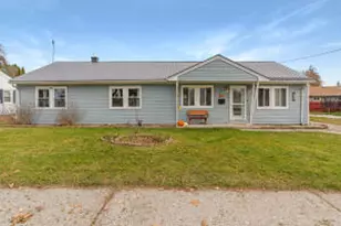 957 Macarthur Dr, Manitowoc, WI 54220 - Photo 1