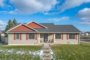 905 Pioneer Dr, Holmen, WI 54636 - Photo 1