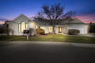 W233N3088 Oakmont Ct, Pewaukee, WI 53072 - Photo 1