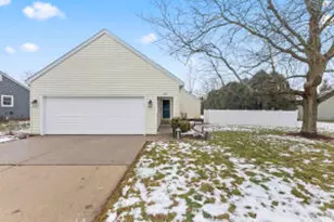 909 York Imperial Dr, Oconomowoc, WI 53066 - Photo 1