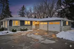 293 Meadowside Ct, Pewaukee, WI 53072 - Photo 1