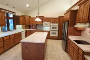 8098 S Meadowcreek Ct, Franklin, WI 53132 - Photo 10