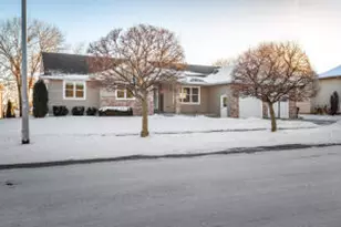 942 Oak Timber Dr, Onalaska, WI 54650 - Photo 1