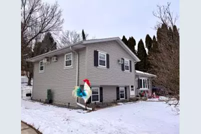 906  Villa Park Dr, West Bend, WI 53090 - Photo 1