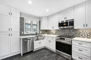 10121 N Lee Ct, Mequon, WI 53092 - Photo 1