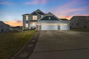 431 Nottingham Dr, Racine, WI 53182 - Photo 1