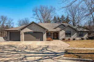 432 Stonewall Ct, Burlington, WI 53105 - Photo 1