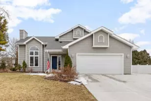 233 Sunny Hill Ln, Oconomowoc, WI 53066 - Photo 1