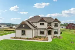 W208N5652 Turnberry Ln, Menomonee Falls, WI 53051 - Photo 1